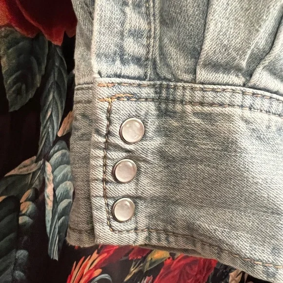 SOLD SOLD SOLD Levi’s button up denim western shirt - Picture 4 of 5